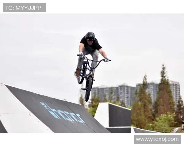 成都攀岩队在极限运动会中以88分稳居积分榜首位